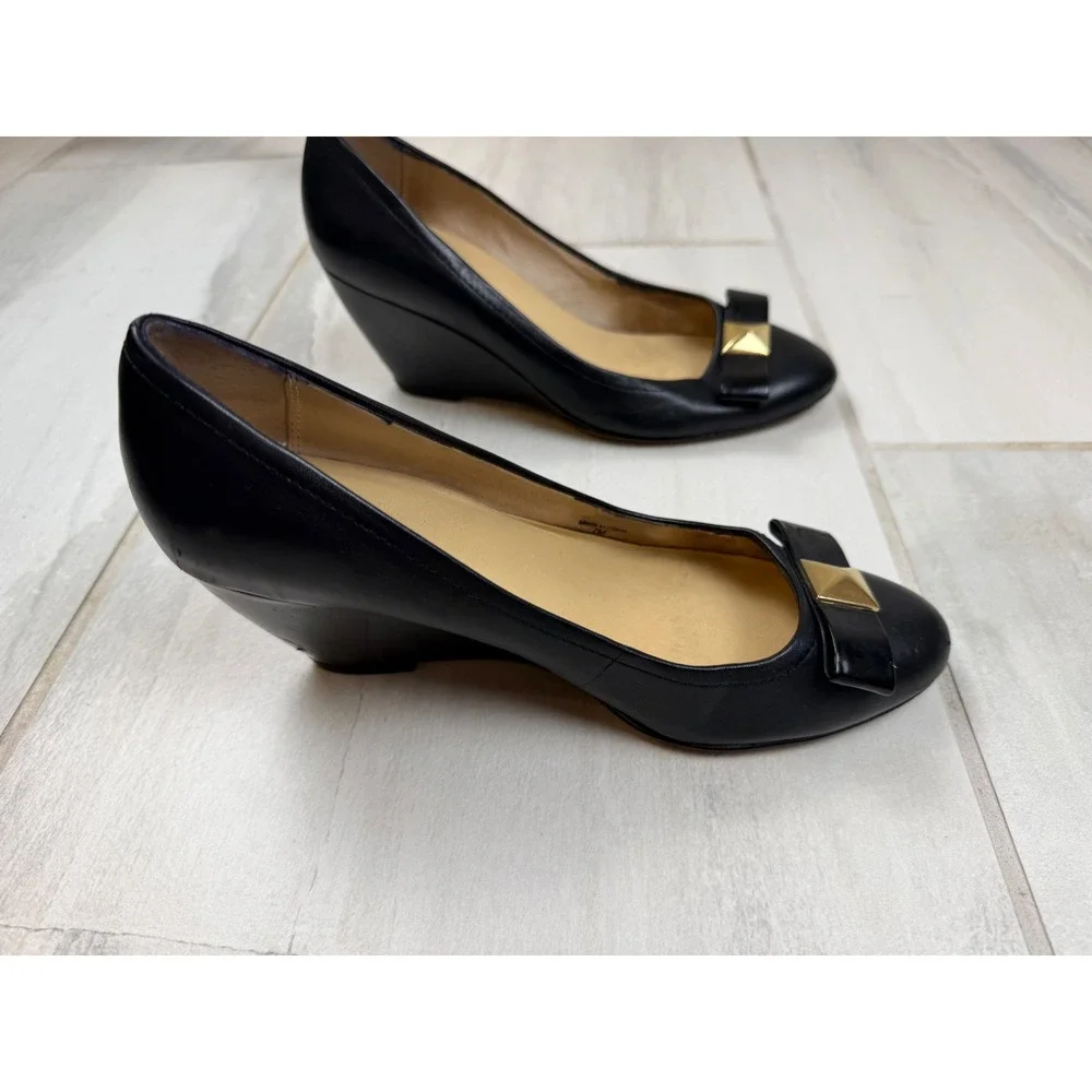 Kate Spade New York Womens Black Leather Bow Pyramid Stud Wedge Pumps Size 7M
